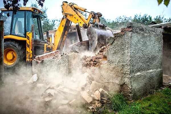 Excavadora demoliendo paredes